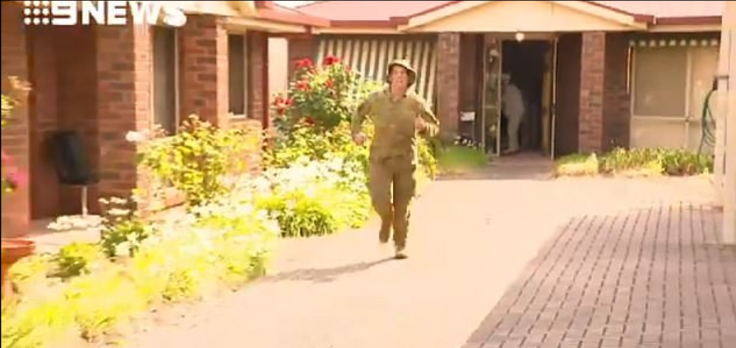 جندي يحث السكان علي المغادرة في اسرع وقت في ايفون باي كانجرو ايلاند