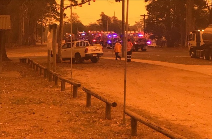 سيارات اطفاء في موقع الحريق في بودالا