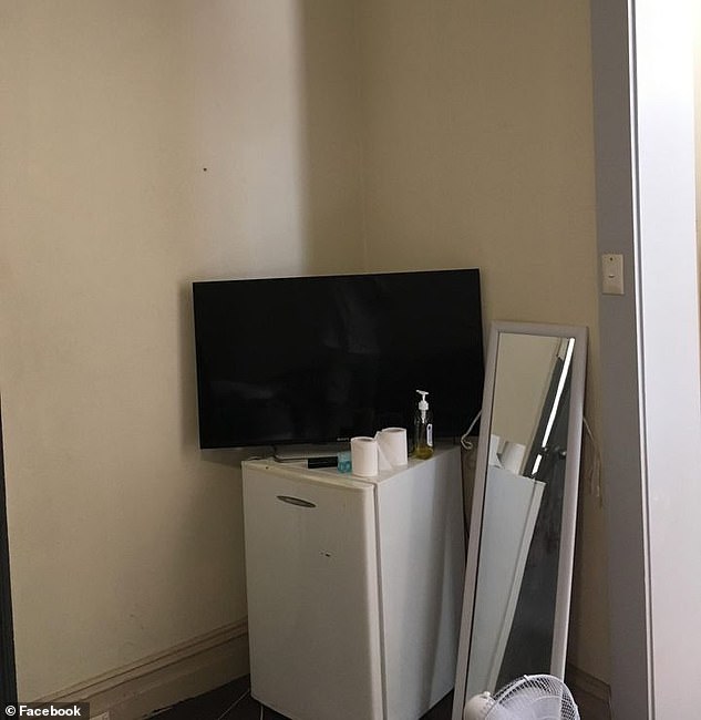 تحتوي ثلاجة البار (في الصورة أعلاه) أيضًا على تلفزيون بشاشة مسطحة ومرآة محمولة في شقة بوندي الصغيرة
