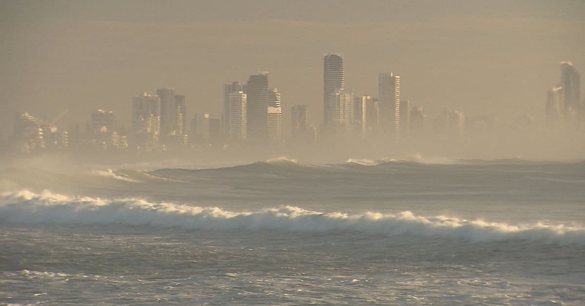 الأمواج الخطرة تستمر في ضرب سواحل كوينزلاند