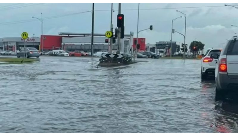 أمطار غزيرة تضرب فيكتوريا لأول مرة منذ 30 عاماً وتتسبب في فيضانات كبيرة