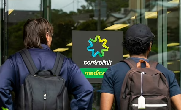 توقّعات بإجبار العاطلين عن العمل على تغطية نقص العمال للحصول على منحهم من Centrelink
