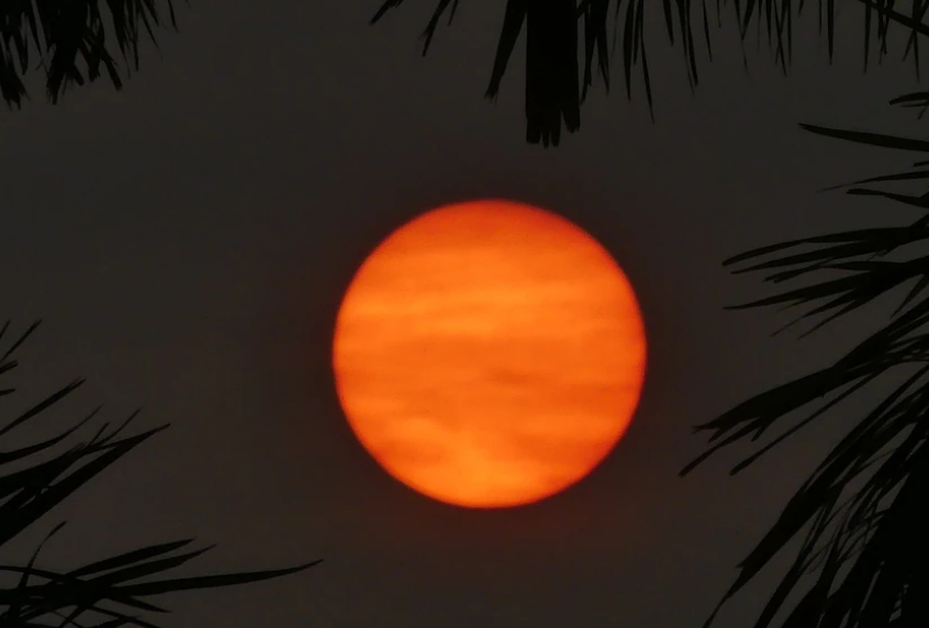 السحب الكثيفة تجعل الشمس ككرة ذهبية عملاقة في كوينزلاند