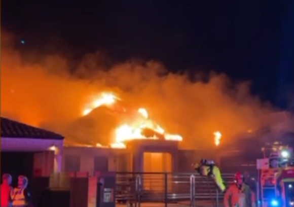 حريق ضخم في غرب أستراليا يلتهم منزلاً بقيمة مليون دولار يُعتقد أن سببه بطارية ليثيوم