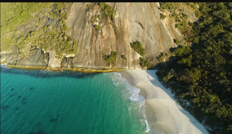 شاطئ البؤس في أستراليا يحصل على جائزة أفضل شاطئ في أستراليا لعام 2022