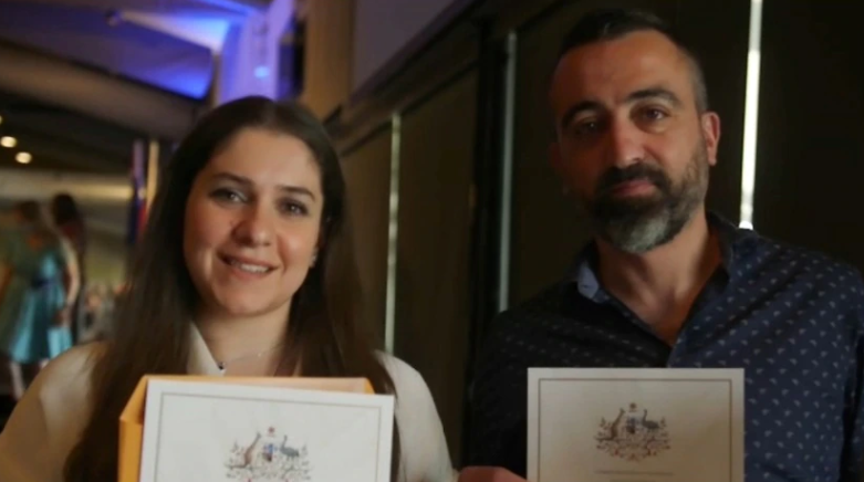 مهاجران سوريان يحصلان على الجنسية الأسترالية خلال احتفالات يوم أستراليا الوطني