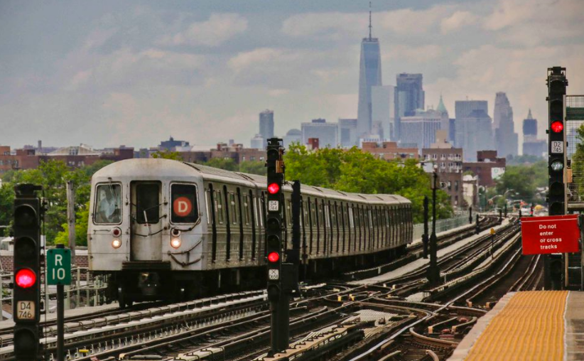 وفاة امرأة في نيويورك بعد دفعها على سكة القطار