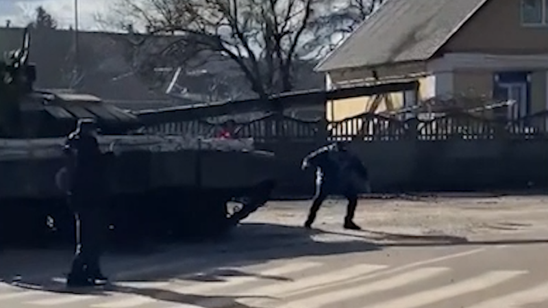 مشاهد درامية تُظهر رجلاً أوكرانياً يحاول إيقاف الدبابة الروسية بجسده