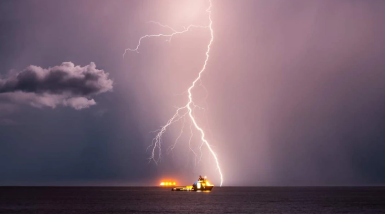 لقطة للمصور مات ديكين للعوصف الرعدية في غرب أستراليا