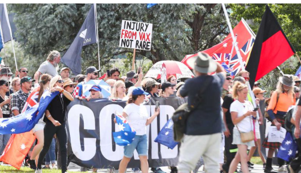 متظاهرو كانبيرا يلوّحون بالعلم الاسترالي منكوساً ويرفعون الراية الحمراء