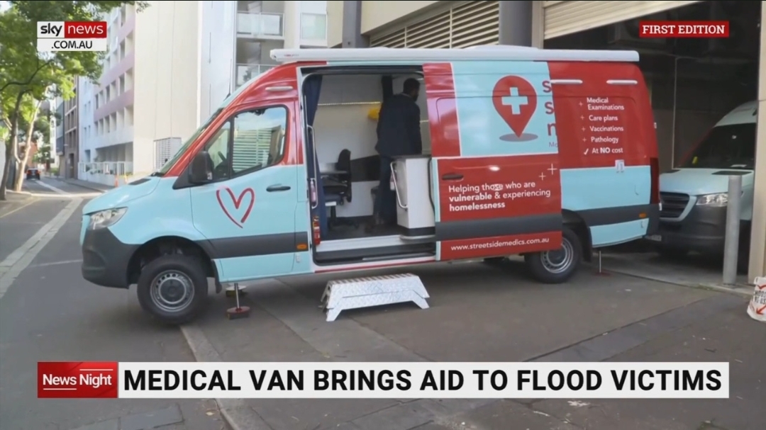 شاب أسترالي يقدّم مساعدة طبية متنقلة لضحايا فيضان ليسمور