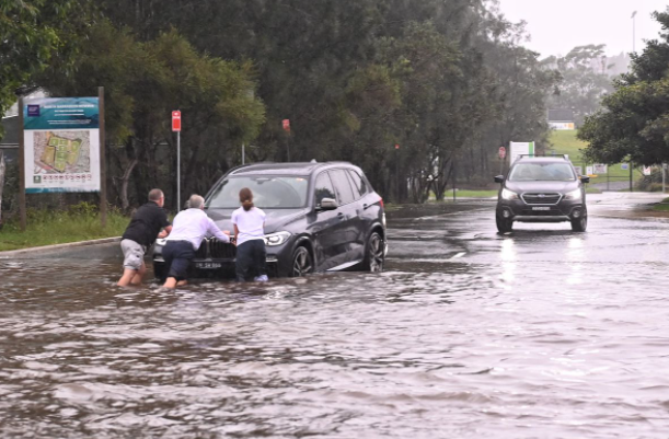 سيارات عالقة في نارابين بسبب الفيضانات