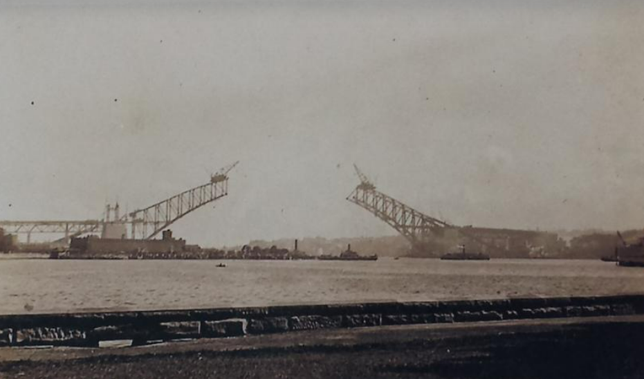 صورة من عملية بناء جسر ميناء سيدني