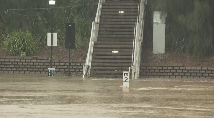 علامة الفيضانات تشير إلى اقتراب مستوى المياه من متر في باراماتا