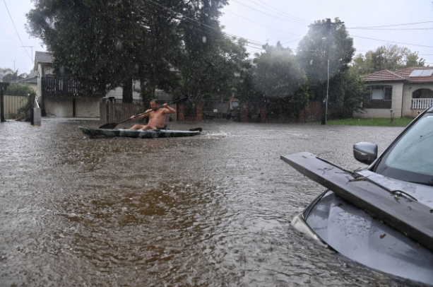 منازل لانسفيل مغمورة بالمياه جراء فيضان نهر جورج