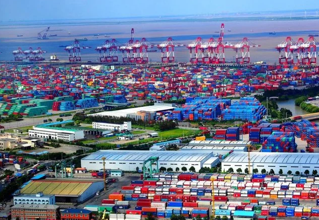 ميناء شنغهاي يحتجز 10% من البضائع العالمية.. وأزمة اقتصادية عالمية تلوح في الأفق