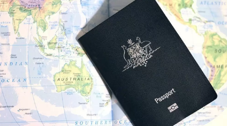 صورة تبين الكنغر وطائر الإيميو على جواز السفر الأسترالي