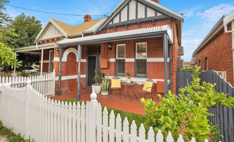 عاصمة أسترالية واحدة تشهد ارتفاعاً في أسعار المنازل بينما تنخفض الأسعار في جميع أنحاء البلاد