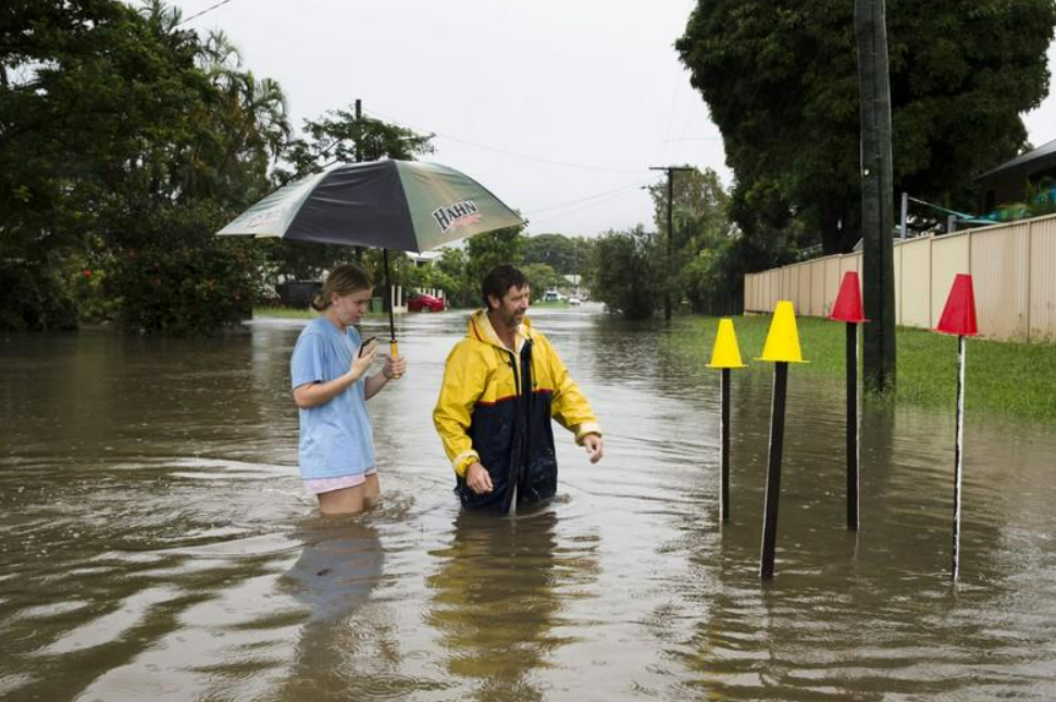 فيضانات كوينزلاند وفاة امرأة داخل سيارتها وتحذيرات قوية من فيضانات مفاجئة في أنحاء الولاية