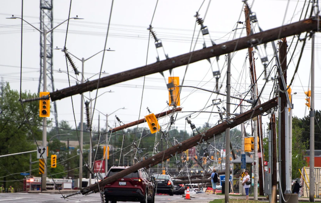 كندا ثمانية قتلى نتيجة عاصفة قوية ضربت البلاد وتركت مئات الآلاف دون كهرباء