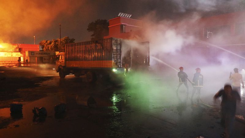 مقتل 49 شخصاً على الأقل في حريق بمستودع شحن في بنغلاديش