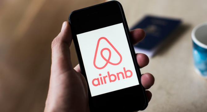 شركة Airbnb قاعدة حظر الحفلات أصبحت دائمة عبر المنصة