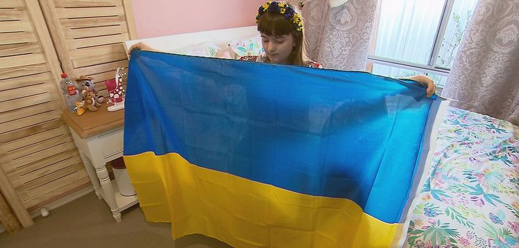 طفلة أوكرانية تسافر وحدها إلى أستراليا هرباً من ويلات الحرب