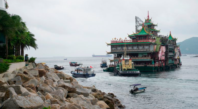 مطعم شهير يغرق في بحر الصين الجنوبي أثناء رحلته البحرية