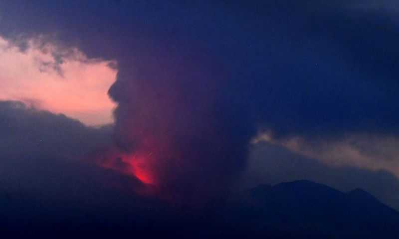 ثوران بركان ساكوراجيما الياباني وإخلاء المنطقة المحيطة
