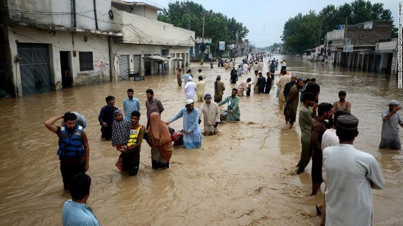 "أسوأ كارثة إنسانية في هذا العقد": مقتل مئات الأطفال في فيضانات باكستان