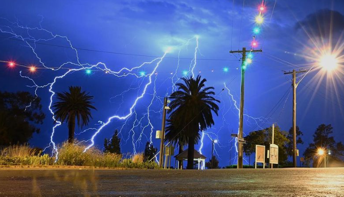 عواصف البرق تقتل 15 أسترالياً كل عام.. تعرّف كيف نجى كريستوفر منها