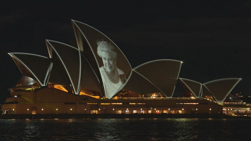 أستراليا تُضاء باللون الأرجواني بمناسبة بوفاة الملكة إليزابيث الثانية