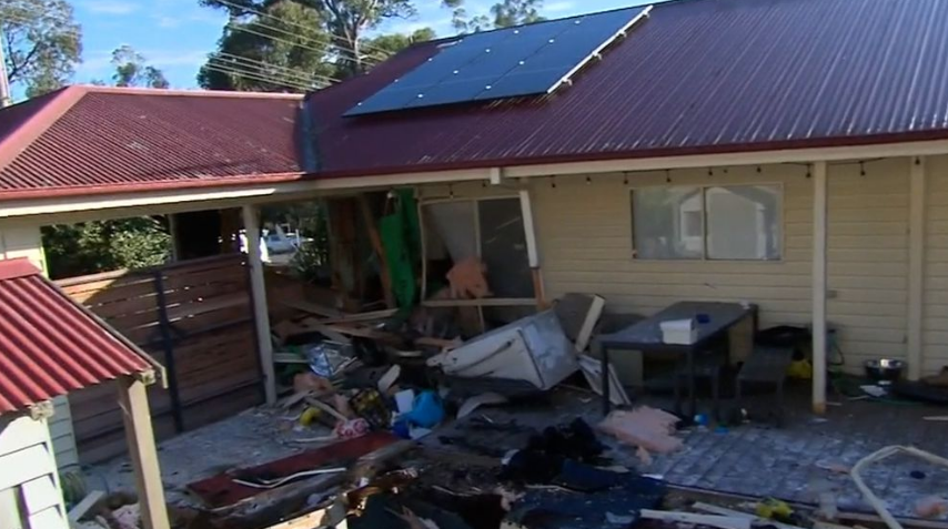اختفى كل شيء ... أسرة أسترالية تخسر منزلها بعد ارتطام سيارة به (صور)