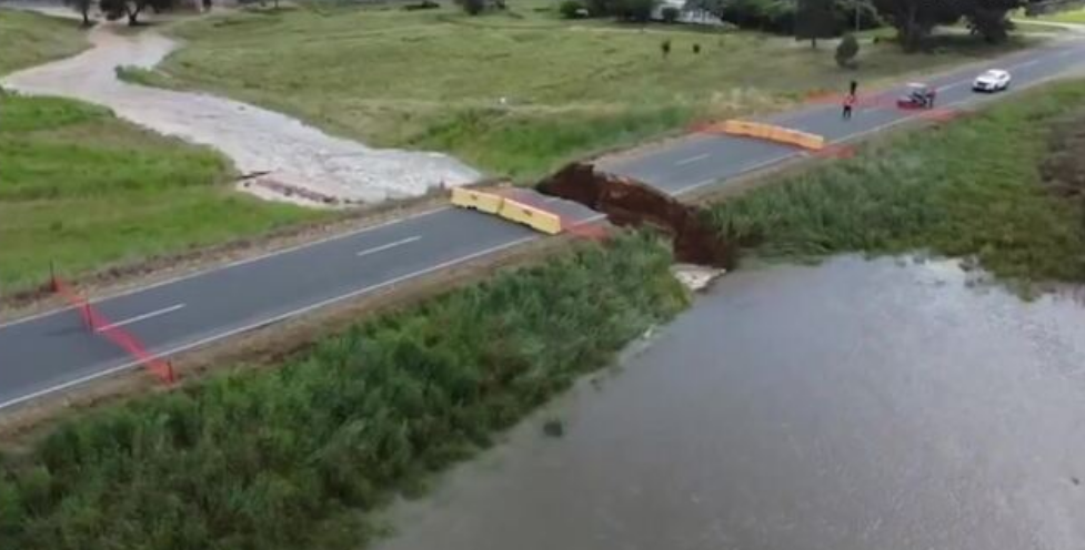 بالفيديو ... مياه الفيضانات تشطر طريق Goramadda إلى نصفين