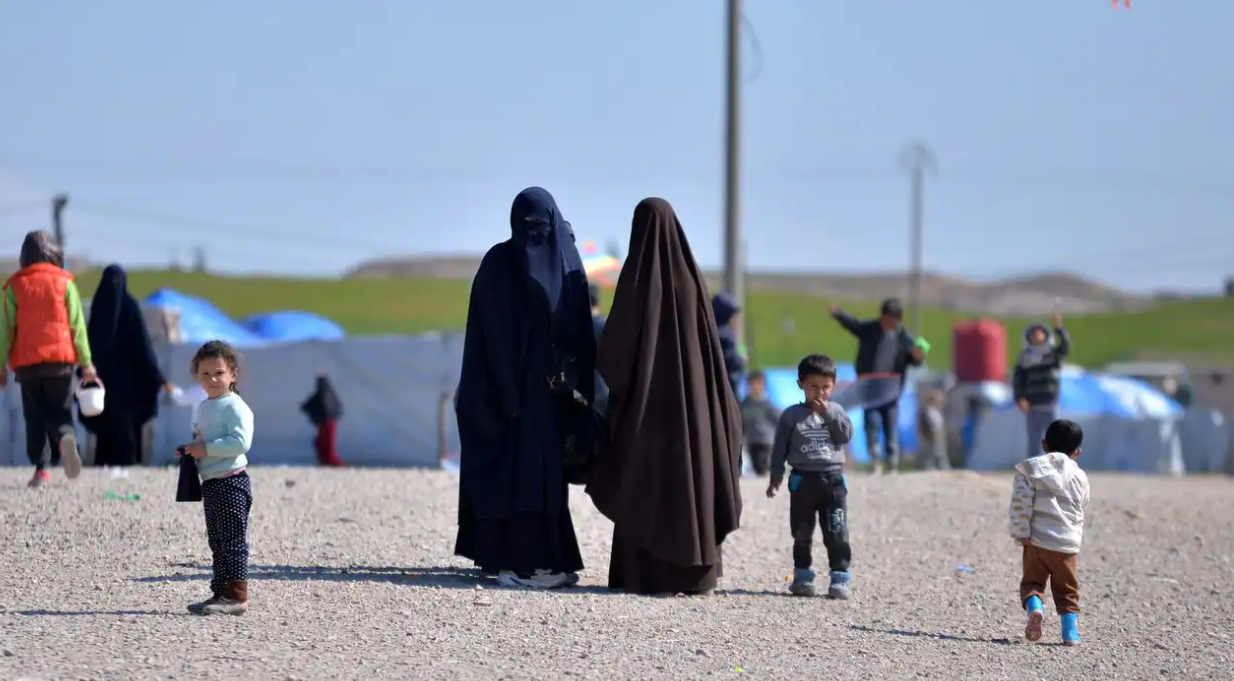مستعدات لفعل كل ما تطلبه الحكومة.. زوجات مقاتلي داعش يعدن إلى أستراليا مع 13 طفلاً