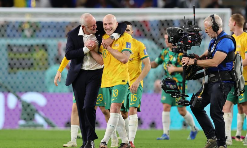 احتفالات صاخبة بعد فوز المنتخب الأسترالي في مباراته ضد الدنمارك