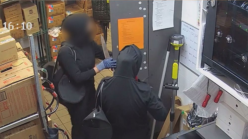امرأة تقود سلسلة عمليات سرقة في متاجر الوجبات السريعة في كوينزلاند.. إلي التفاصيل