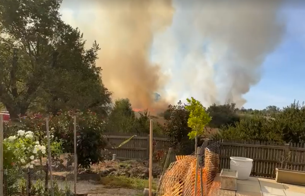 إغاثة سكان ملبورن بعد حرائق العشب التي تهدد منازلهم