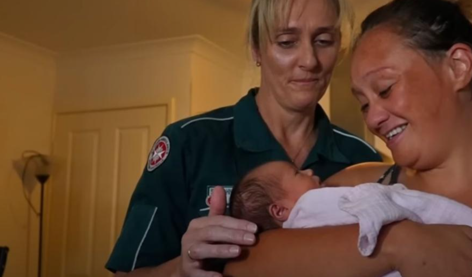 استراليا امرأة تُسعف بألم في البطن .. لتخرج بولادة طفلتها الغير مُتوقعة